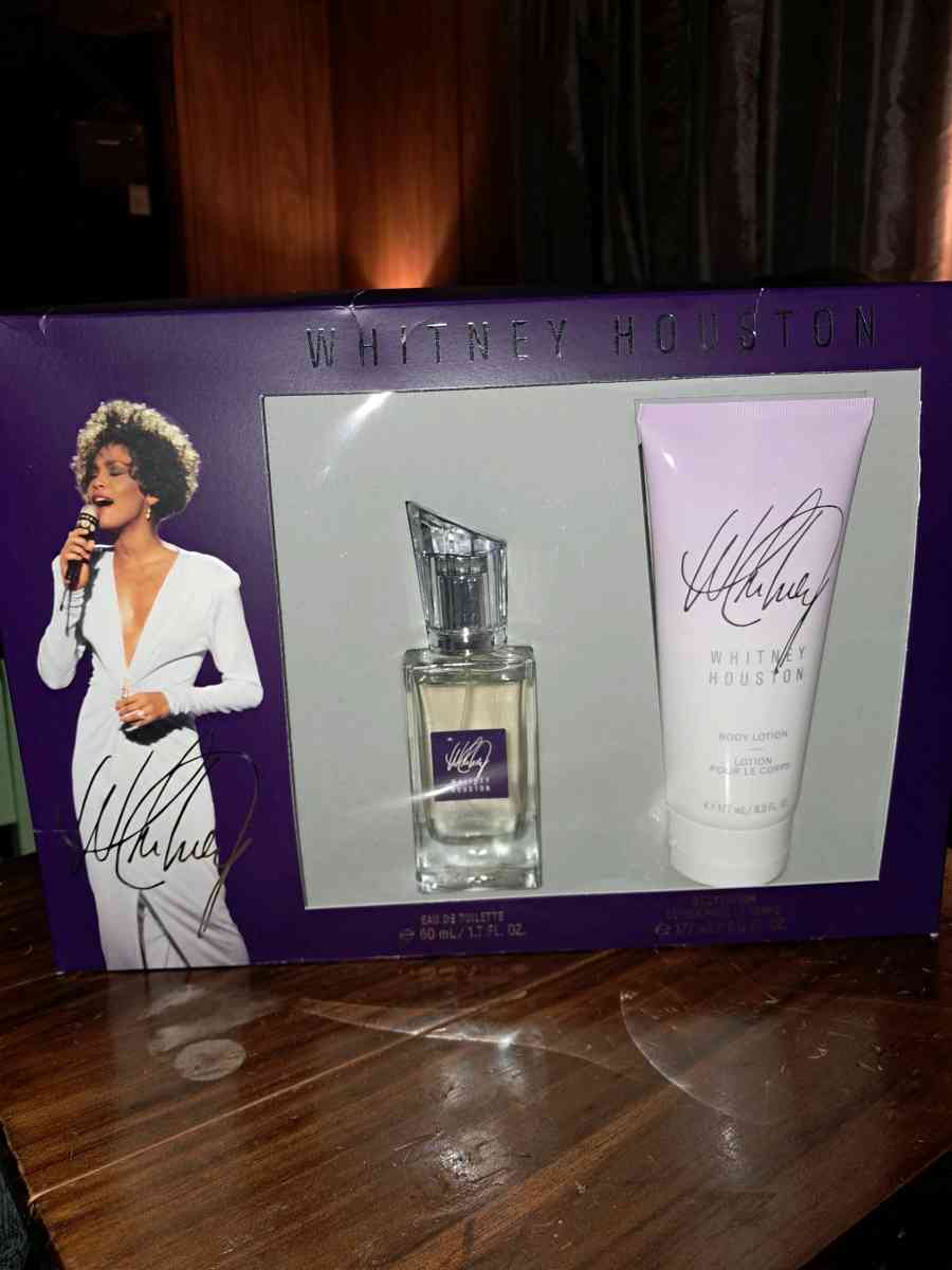 Whitney Houston gift swt nwt - Butler, Ohio