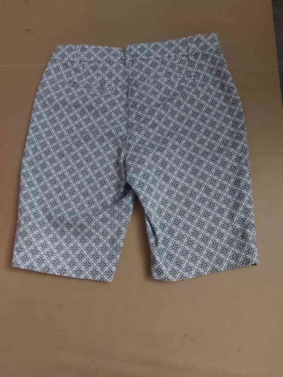 Jones New York Stretch Signature Bermuda Short Size 4P Black - Atlanta, Georgia - FleaMarketBay