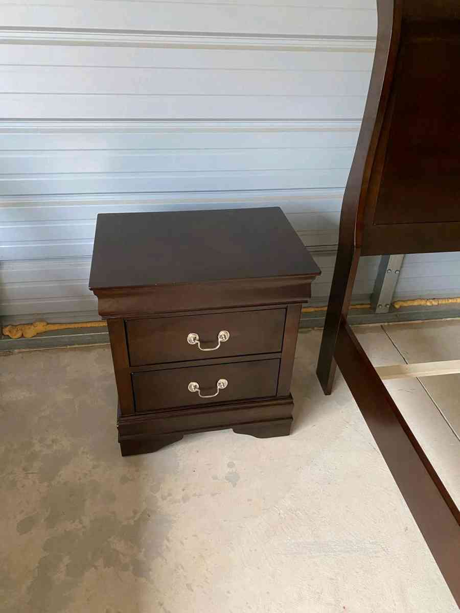 Queen Size Bedroom Set  Free Delivery If Needed - Frostproof, Florida - FleaMarketBay