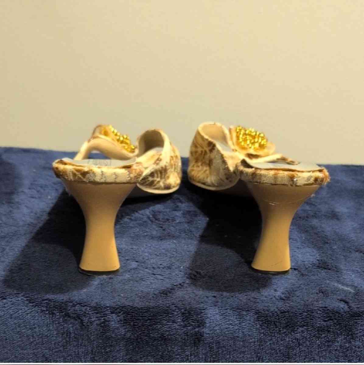 Womens Gold Floral Mules size 10 - Baltimore, Ohio - FleaMarketBay