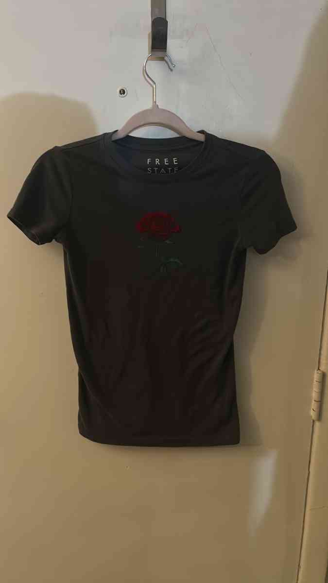 Free State Gray Womens Rose Graphic Tee Size XS Trending Ros - Atlanta, Georgia - FleaMarketBay