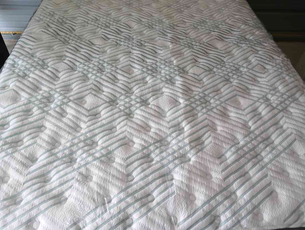 Ashley furniture Queen size bedroom set - Frostproof, Florida - FleaMarketBay