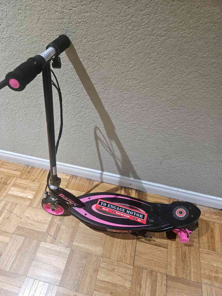 Girls Razor electric scooter - Wilmington, California