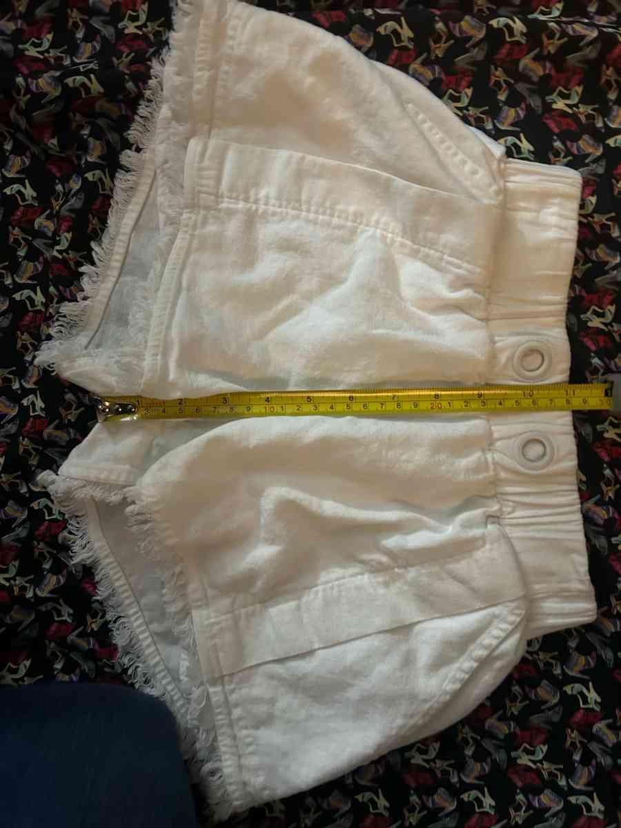 KendallKylie White High Waist Raw Hem Shorts Size XS Linen - Atlanta, Georgia - FleaMarketBay