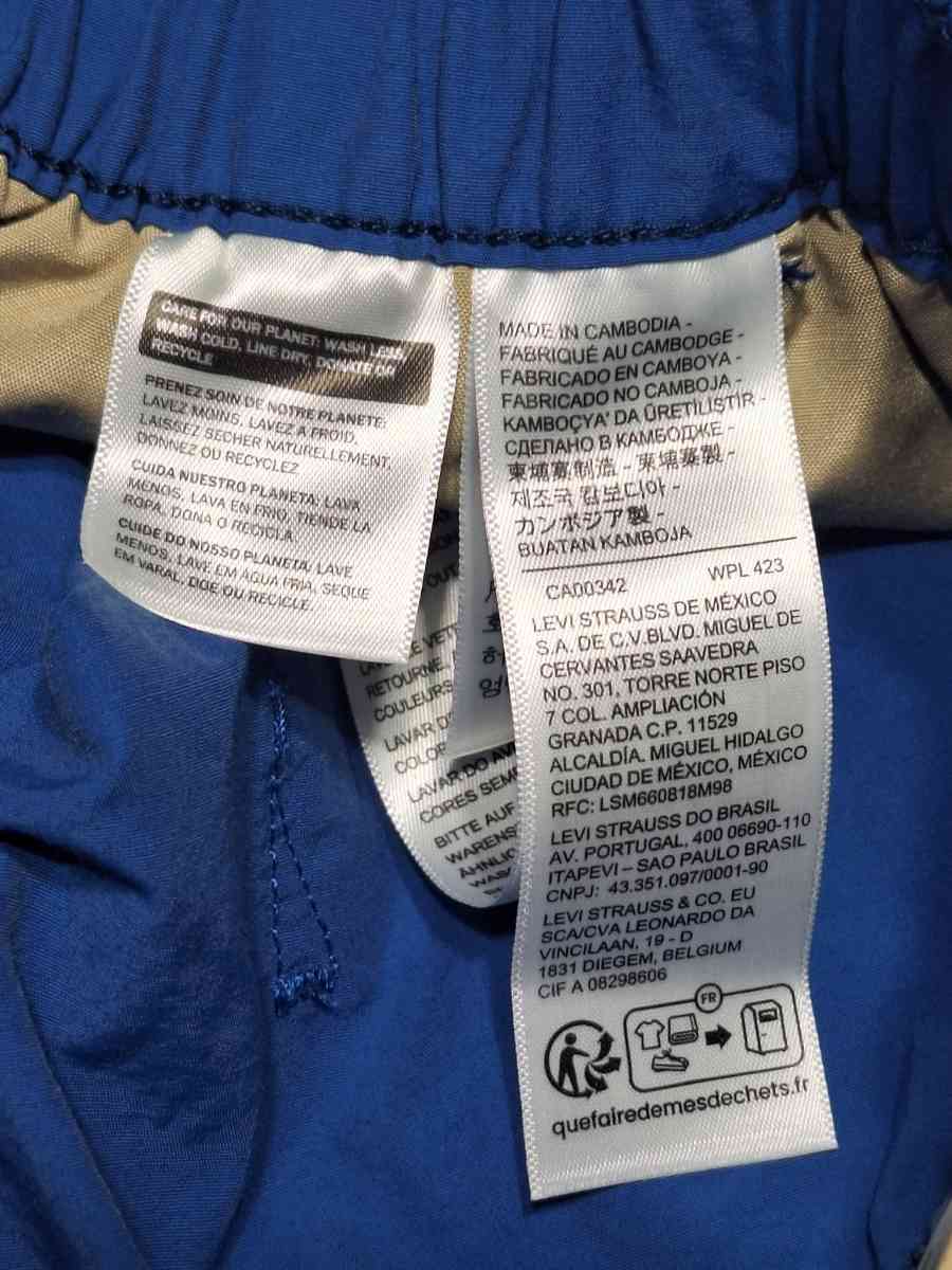 The product is a pair of Levis Trail Cargo Shorts in mens si - Laredo, Texas - FleaMarketBay