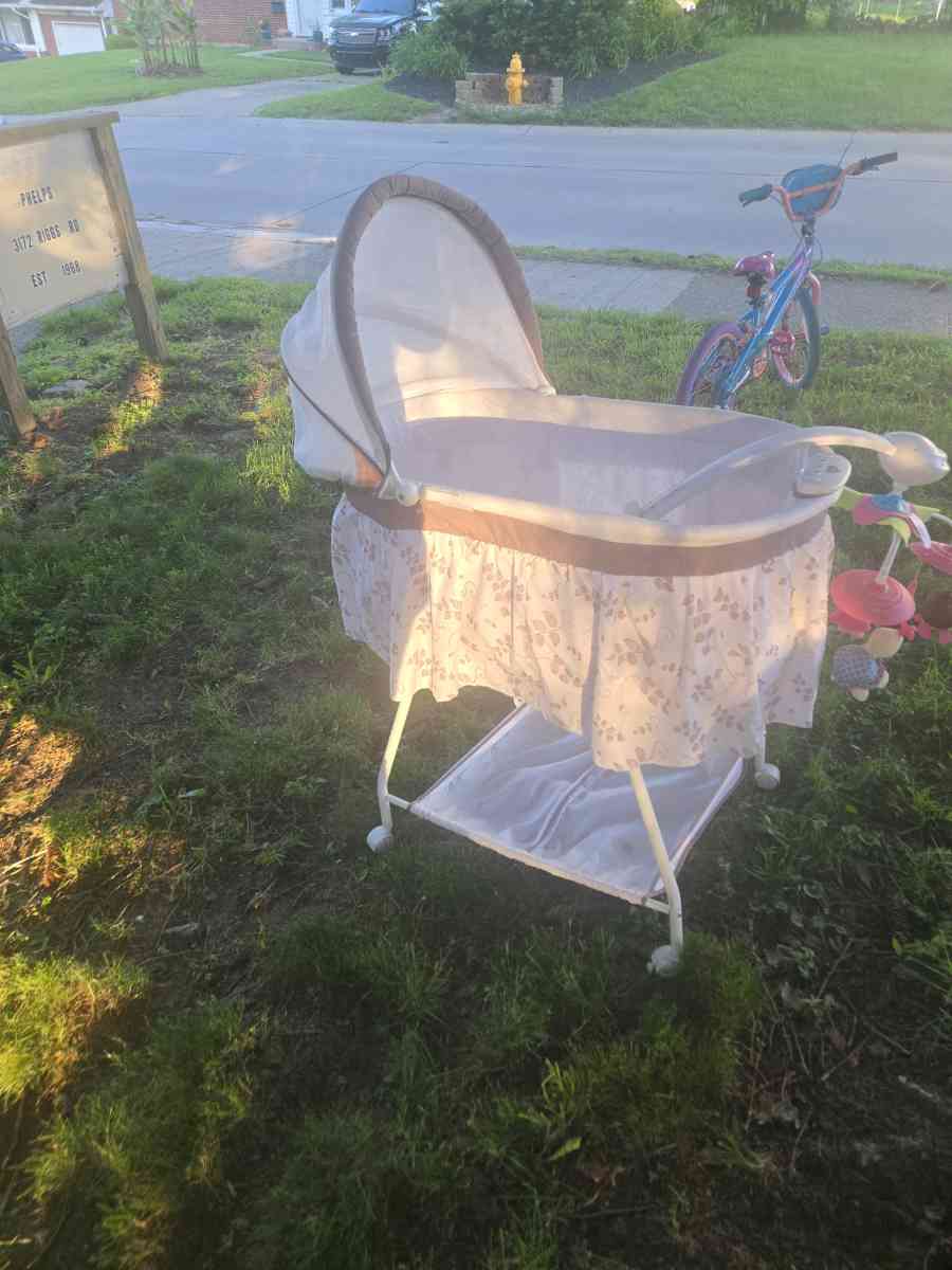 Delta Children 25021138 Sweet Beginnings Bassinet  Falling L - Erlanger, Kentucky - FleaMarketBay