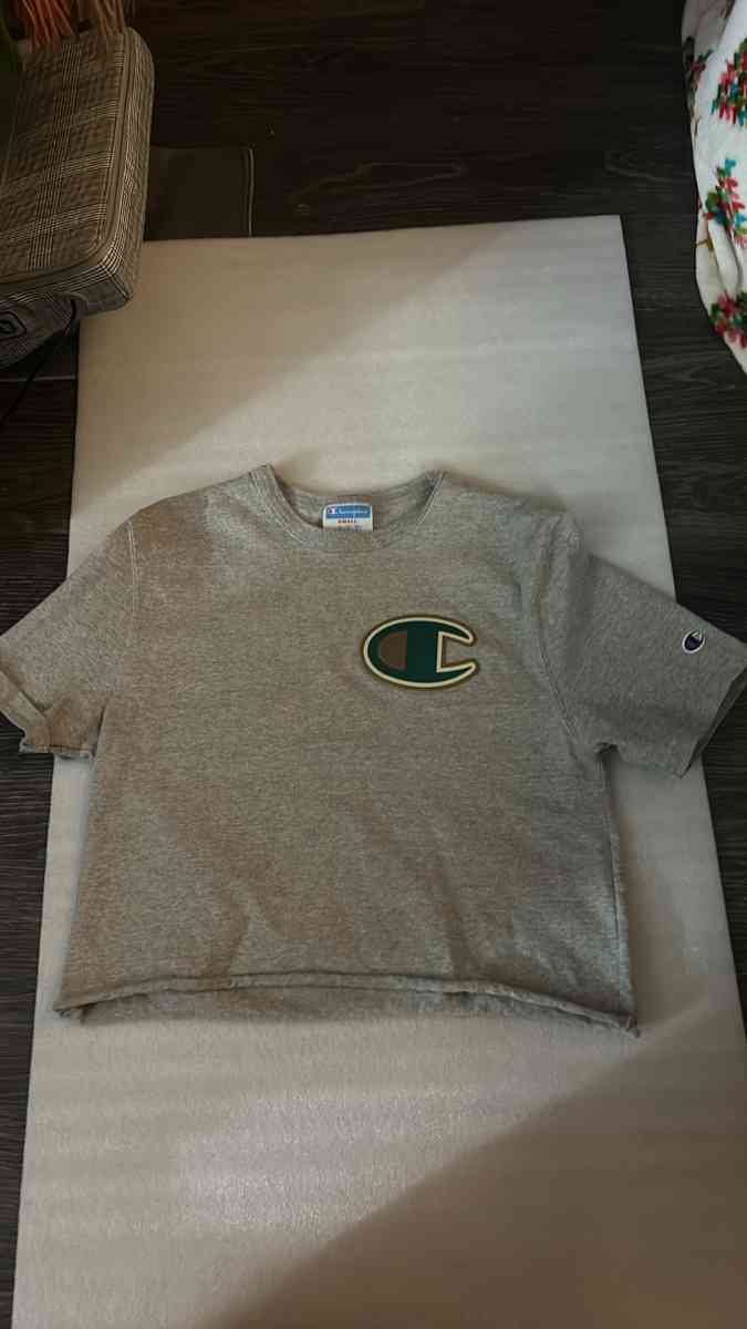Champion Cropped Rolled Hem Tee Size Small - Atlanta, Georgia - FleaMarketBay