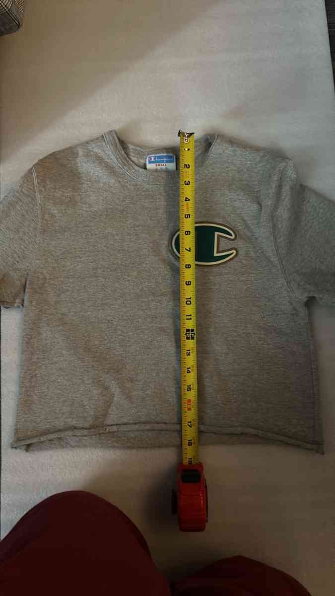 Champion Cropped Rolled Hem Tee Size Small - Atlanta, Georgia - FleaMarketBay