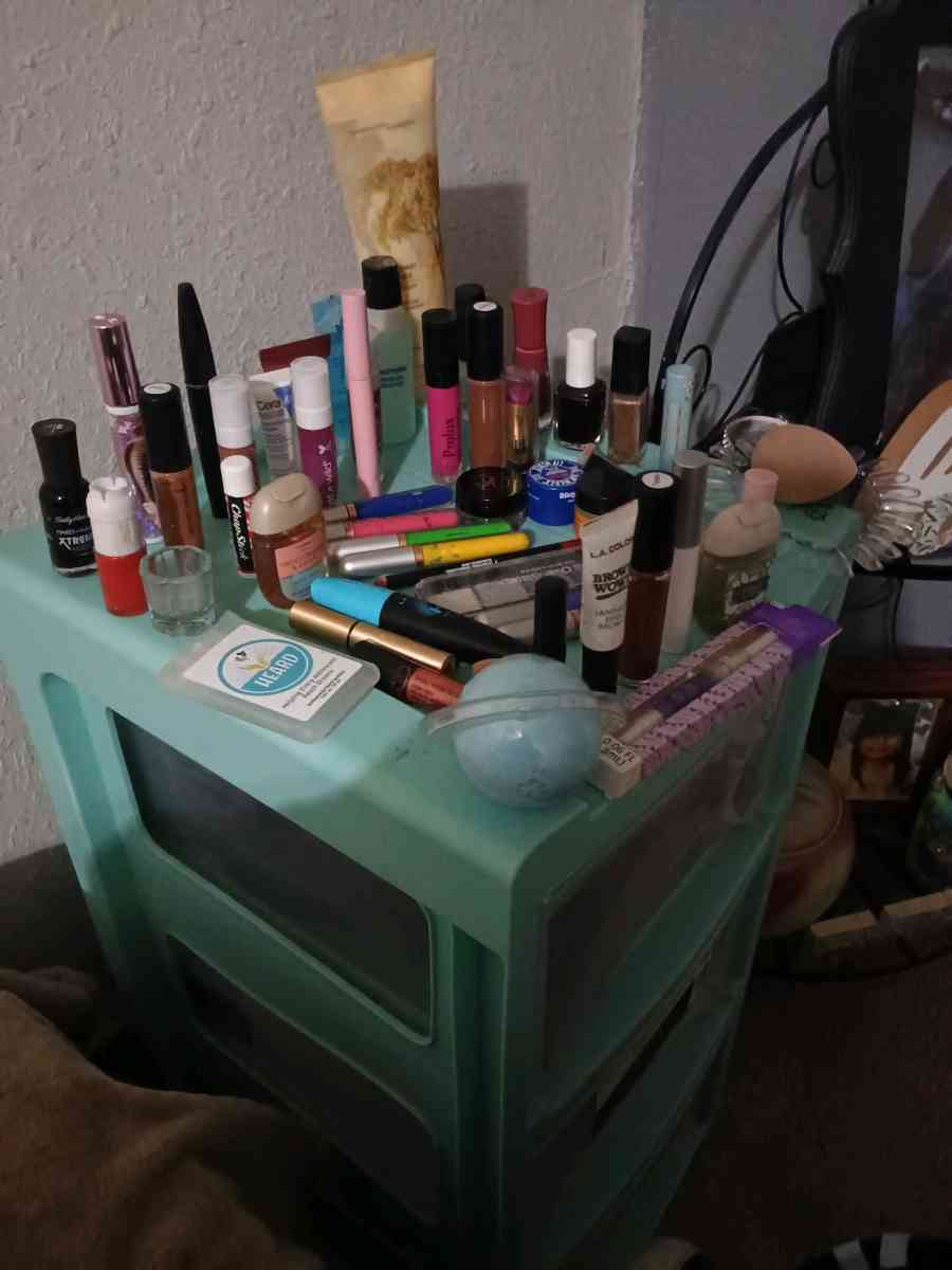 makeup variety of makeup - Lubbock, Texas - FleaMarketBay