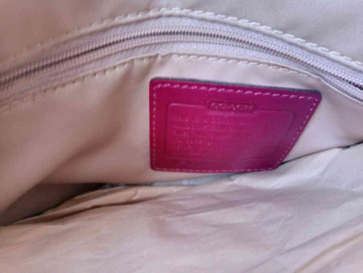 LIKE NEW COACH HANDBAG - North Hollywood, California - FleaMarketBay