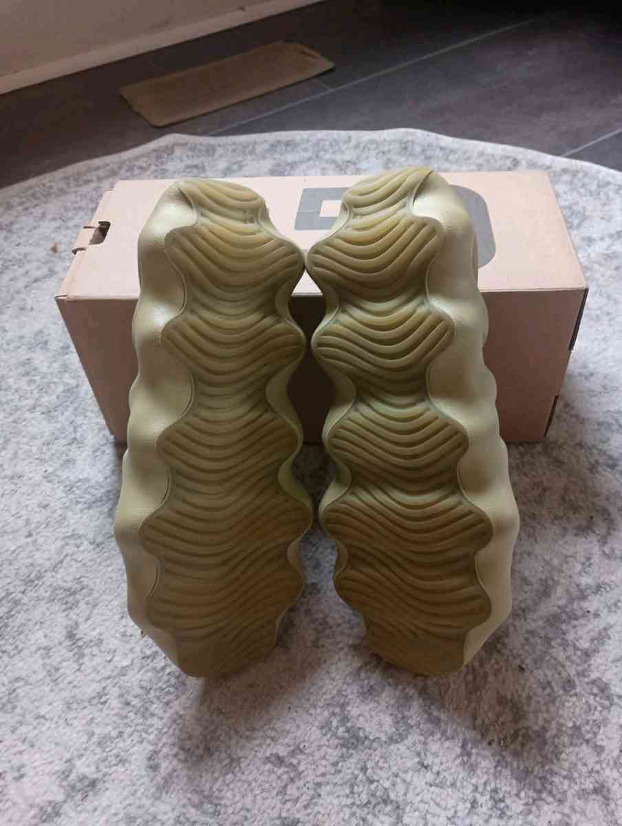 Yeezy 450 Resin Sz10 - Hampton, Virginia - FleaMarketBay