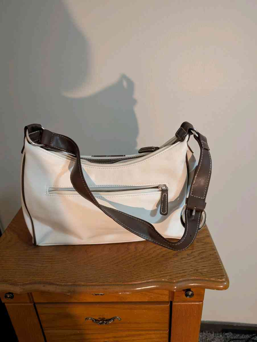 Chic Cream Shoulder Bag with Sleek Design and Versatile Styl - Baltimore, Ohio - FleaMarketBay