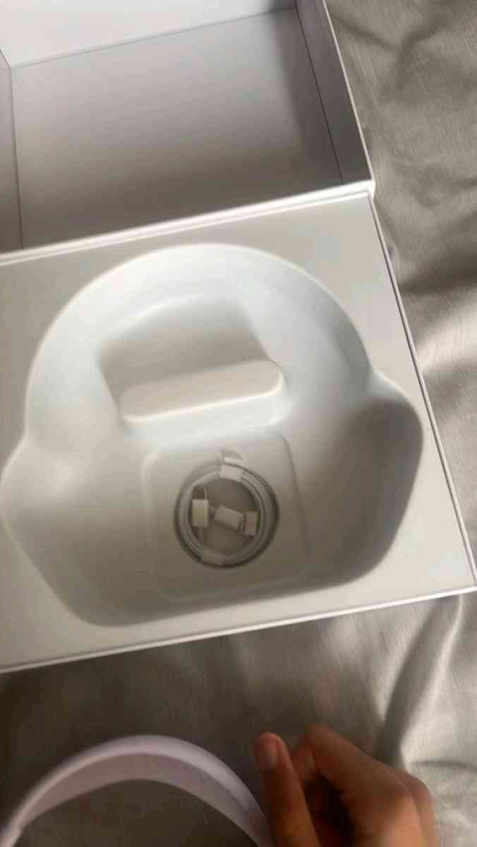 Airpod Max purple - Wilmington, Delaware - FleaMarketBay