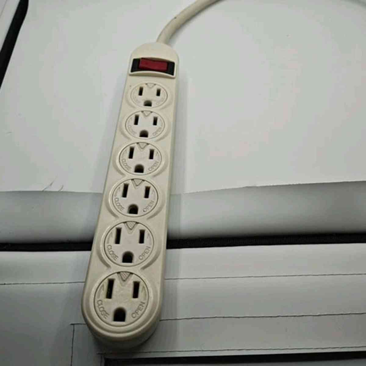 Belkin 6Outlet Power Strip with fivefoot cord White - Alicia, Arkansas - FleaMarketBay