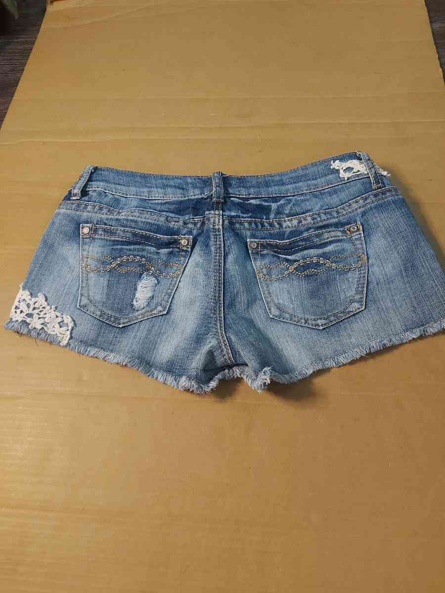 Hot Kiss Cici Embroidered Heart Short Size 7 - Atlanta, Georgia - FleaMarketBay