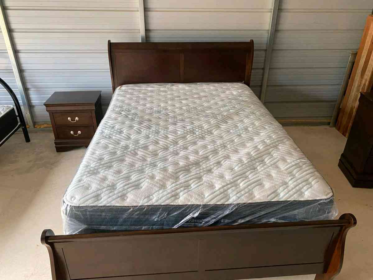 Queen Size Bedroom Set  Free Delivery If Needed - Frostproof, Florida - FleaMarketBay