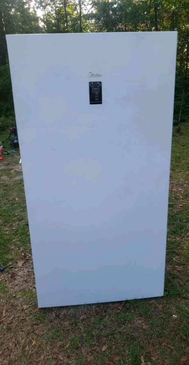 Midea stand up freezer - Autryville, North Carolina