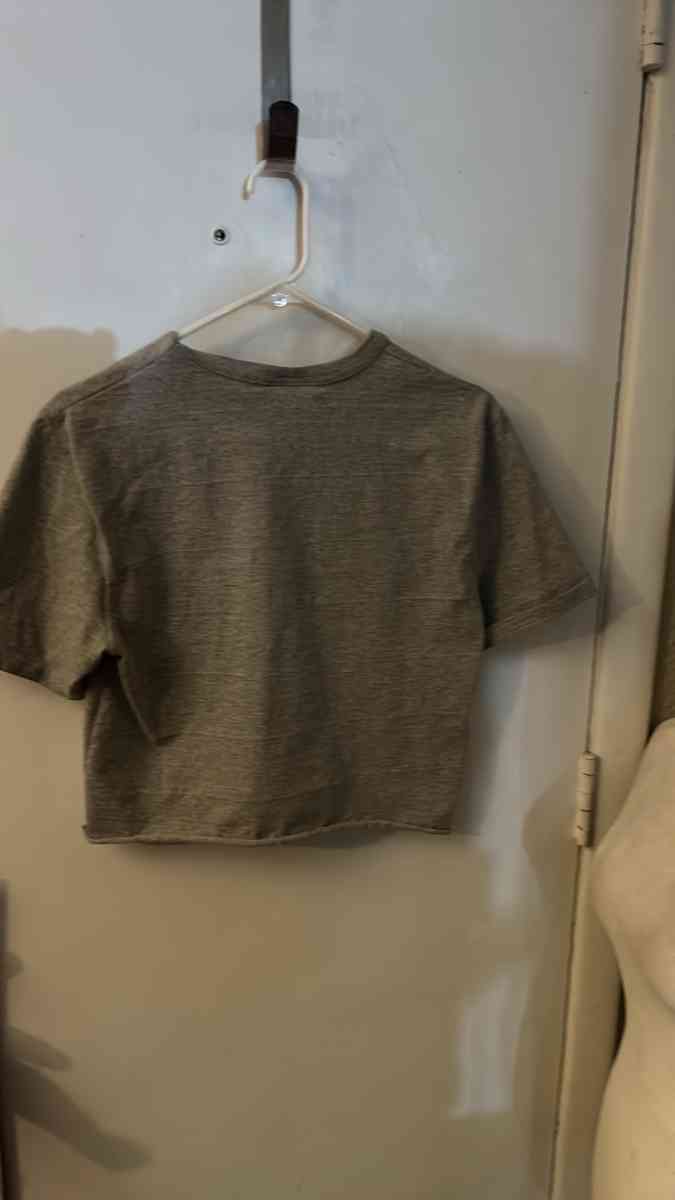 Champion Cropped Rolled Hem Tee Size Small - Atlanta, Georgia - FleaMarketBay