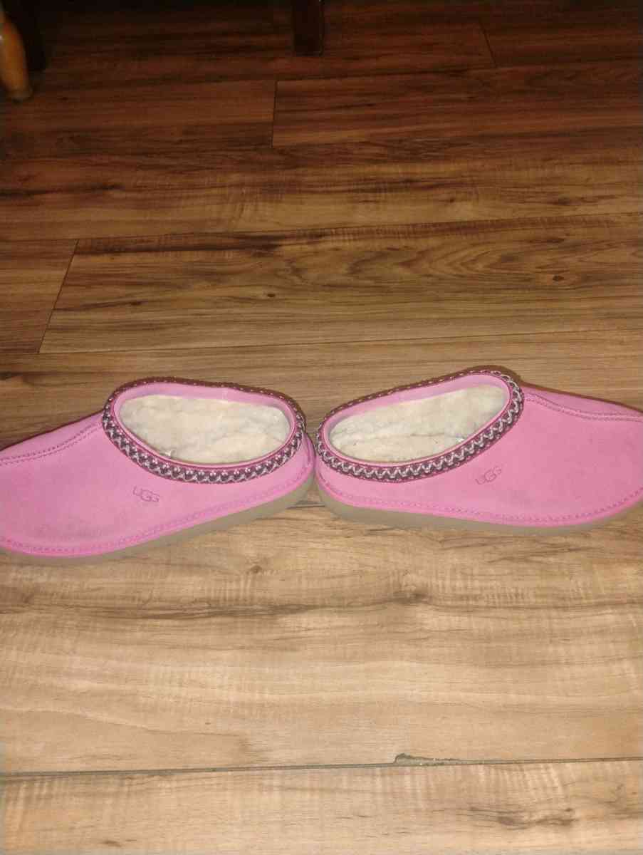 women UGG - Delaware City, Delaware - FleaMarketBay