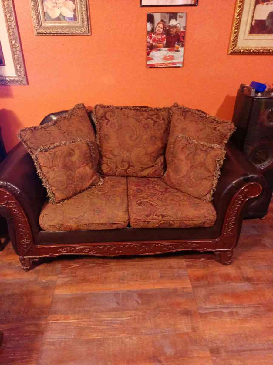 Brown sofa - Atascosa, Texas - FleaMarketBay