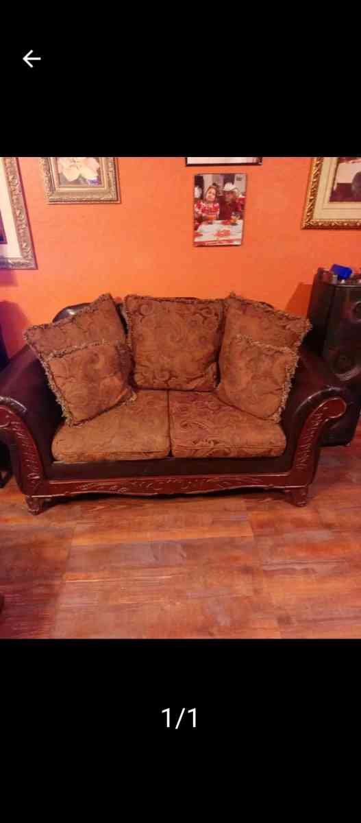 Brown sofa - Atascosa, Texas