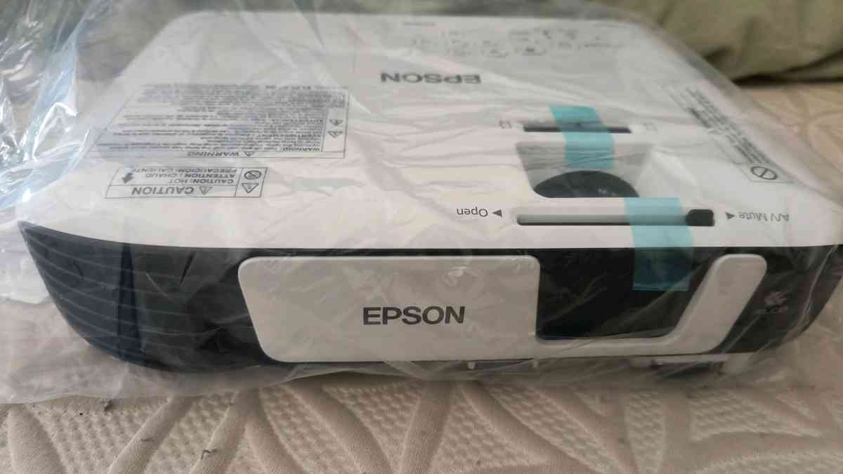 Epson EX 5260 pro video projector - Tampa, Florida - FleaMarketBay
