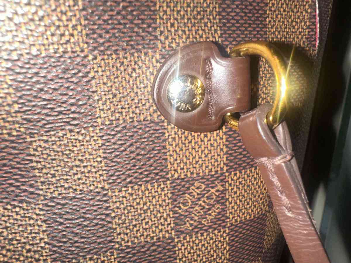 Authentic Louis Vuitton q MM in Damier Ebene - Laveen, Arizona - FleaMarketBay