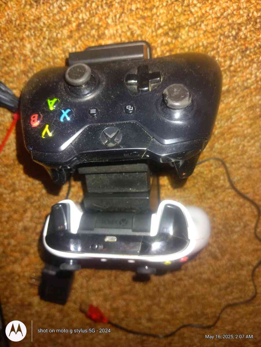 2 Xbox controllers - Rossford, Ohio - FleaMarketBay