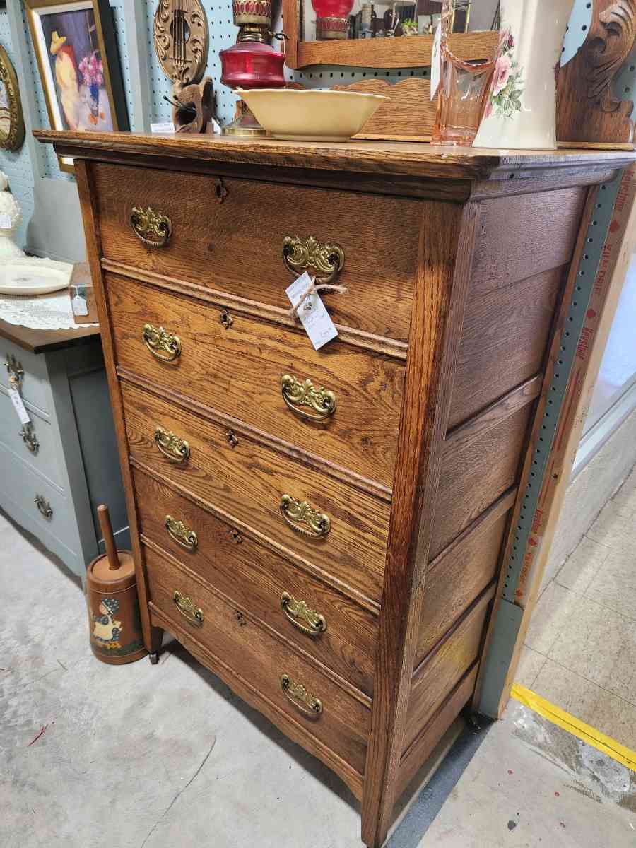 Beautiful antique oak chest 5 drawer dresser - Alexander, North Carolina - FleaMarketBay