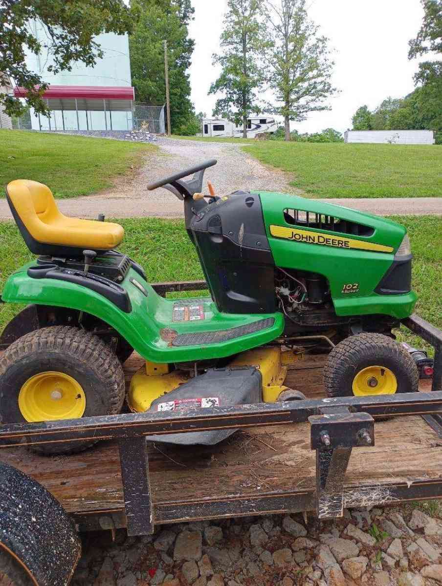 John Deere lawn tractor - Loudon, Tennessee