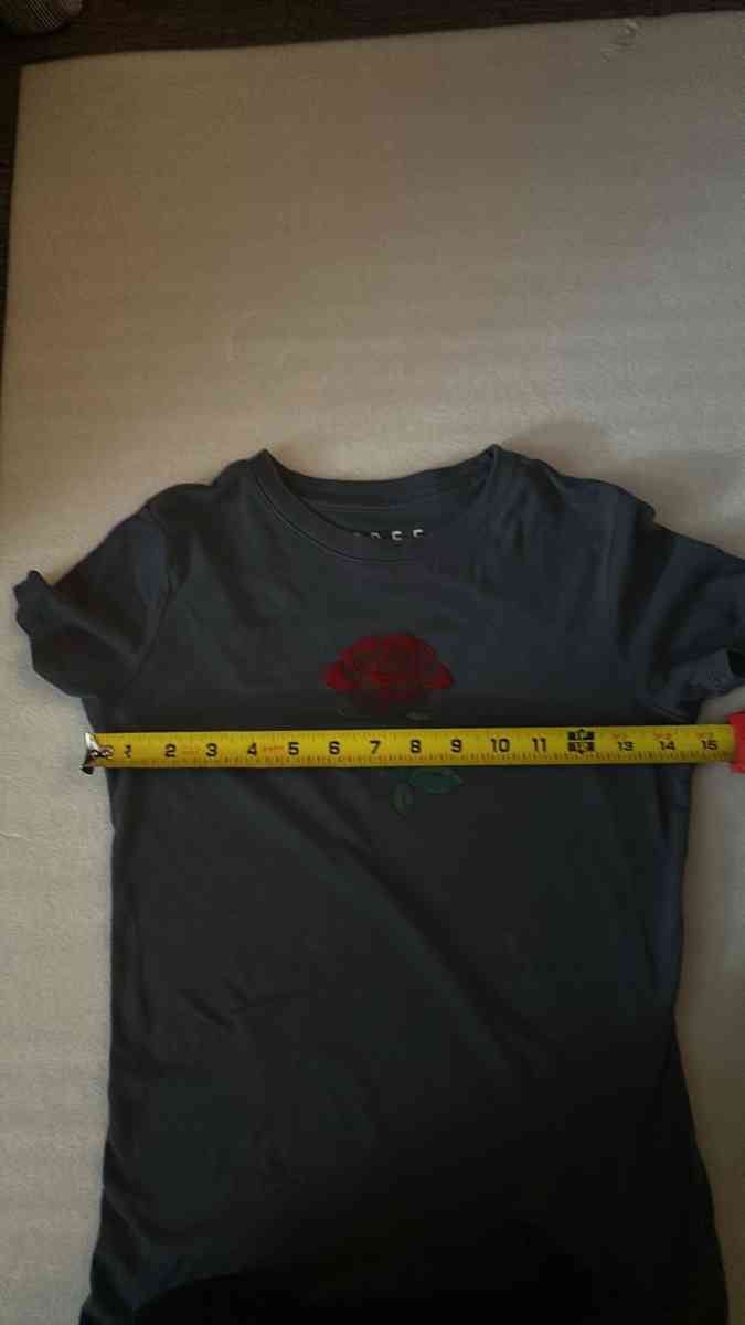Free State Gray Womens Rose Graphic Tee Size XS Trending Ros - Atlanta, Georgia - FleaMarketBay