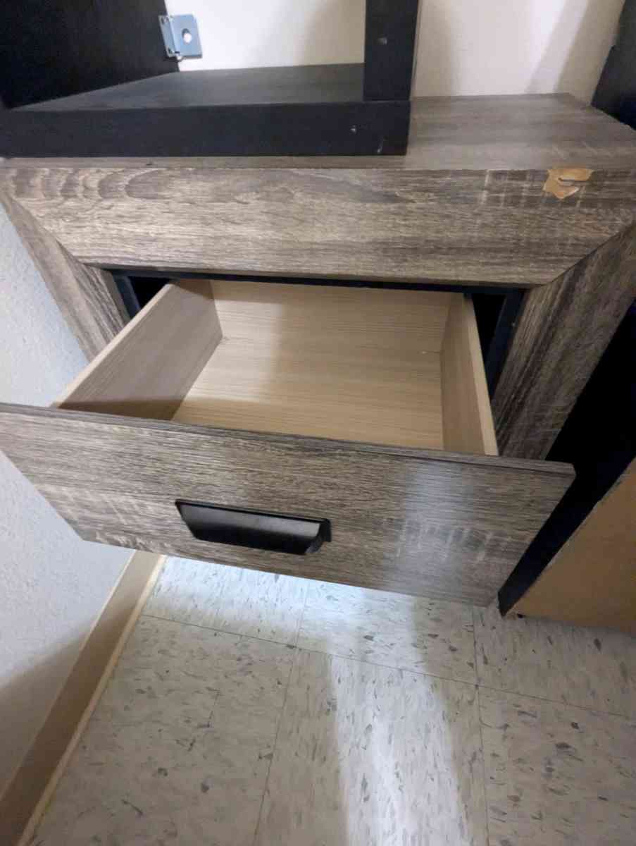 Side bedroom drawers - Los Angeles, California - FleaMarketBay