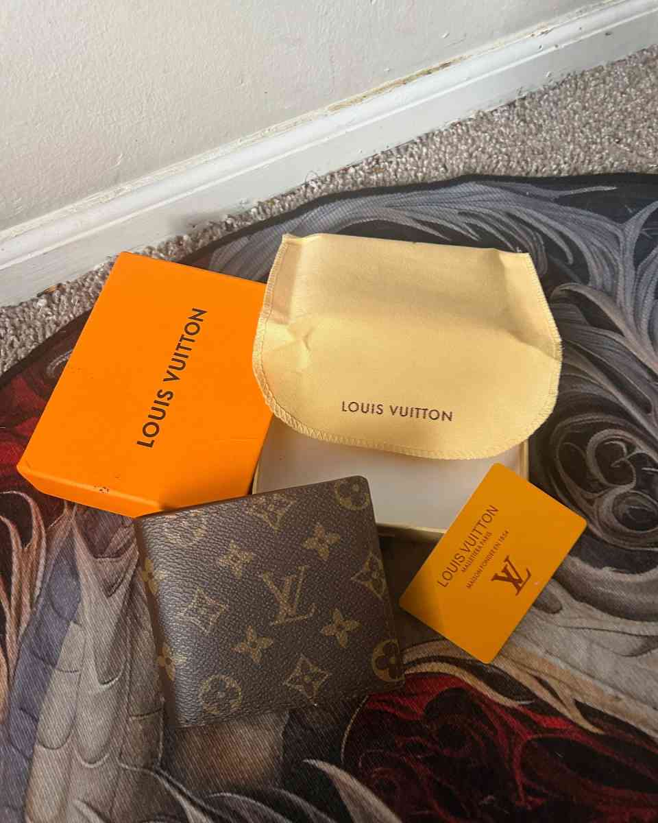 Louis Vuitton wallet multiple design - Reynoldsburg, Ohio