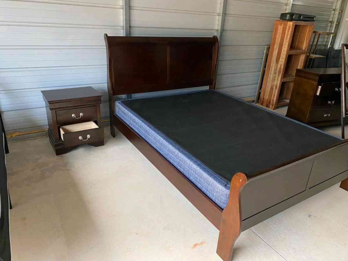 Queen Size Bedroom Set  Free Delivery If Needed - Frostproof, Florida - FleaMarketBay
