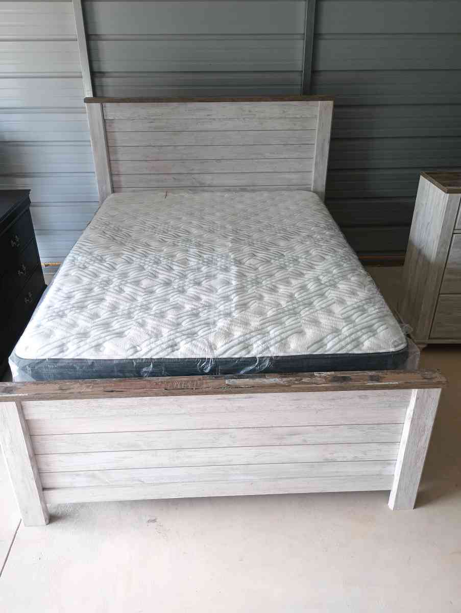 Ashley furniture Queen size bedroom set - Frostproof, Florida - FleaMarketBay