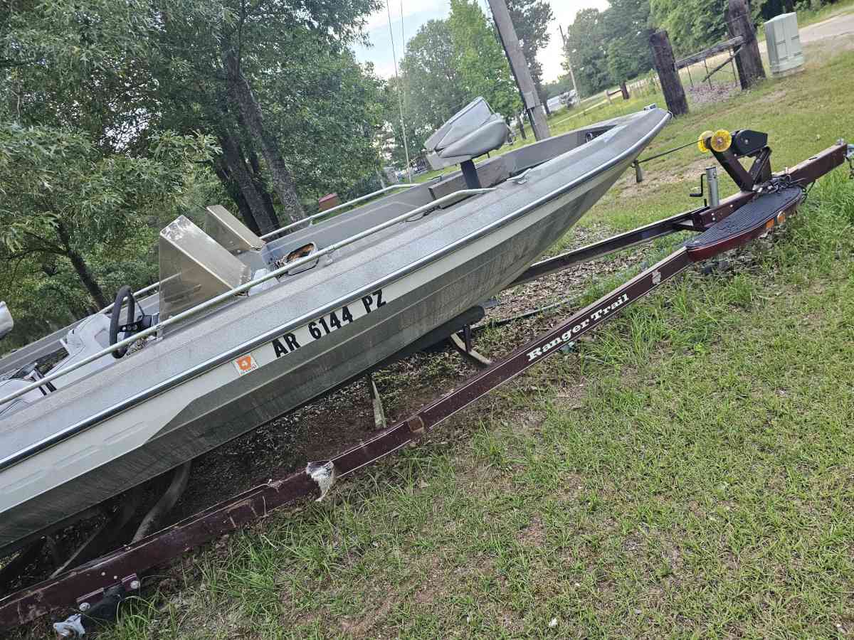 bass boat - Blue Mountain, Arkansas - FleaMarketBay