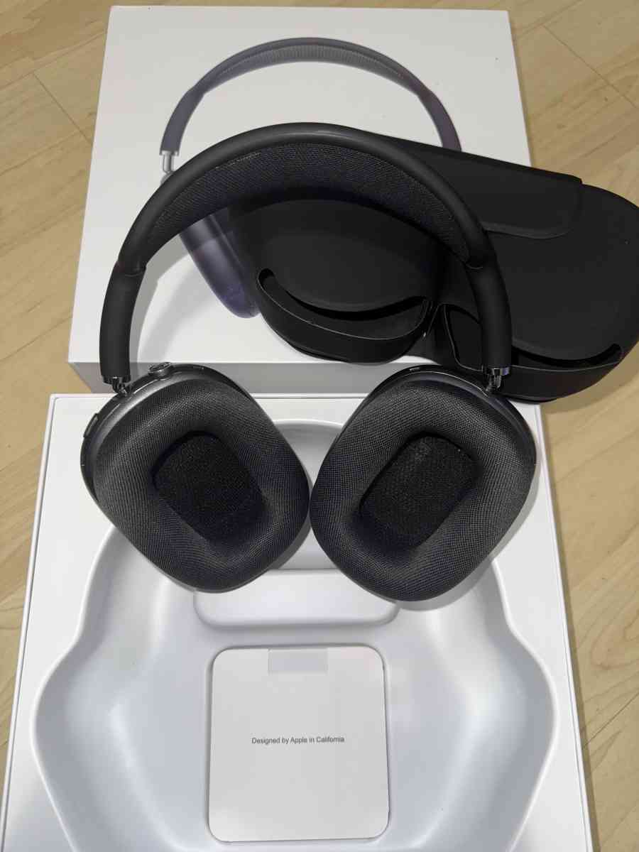 Apple AirPod Maxs Space Gray - Brook Park, Minnesota - FleaMarketBay