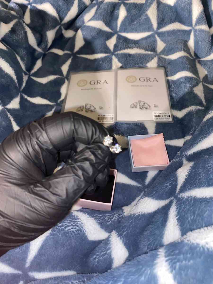 Lab Grown Diamond Stud Earrings - Yonkers, New York - FleaMarketBay