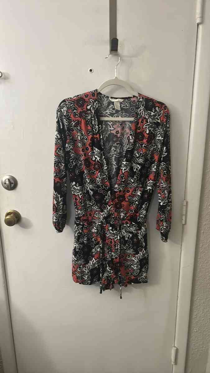 HM Deep VNeck Long Sleeve Draw String Waist Floral Romper Si - Atlanta, Georgia - FleaMarketBay