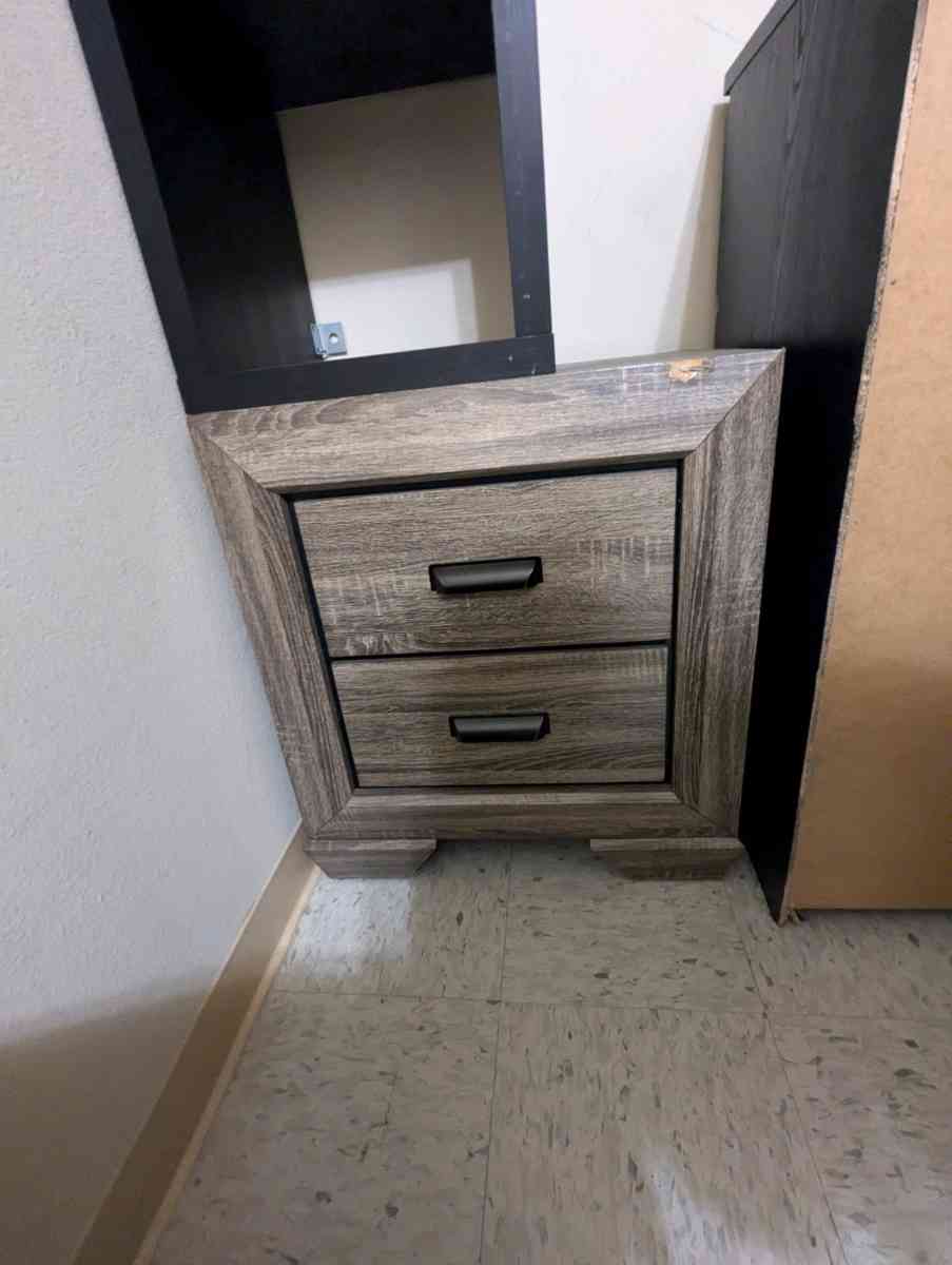 Side bedroom drawers - Los Angeles, California - FleaMarketBay