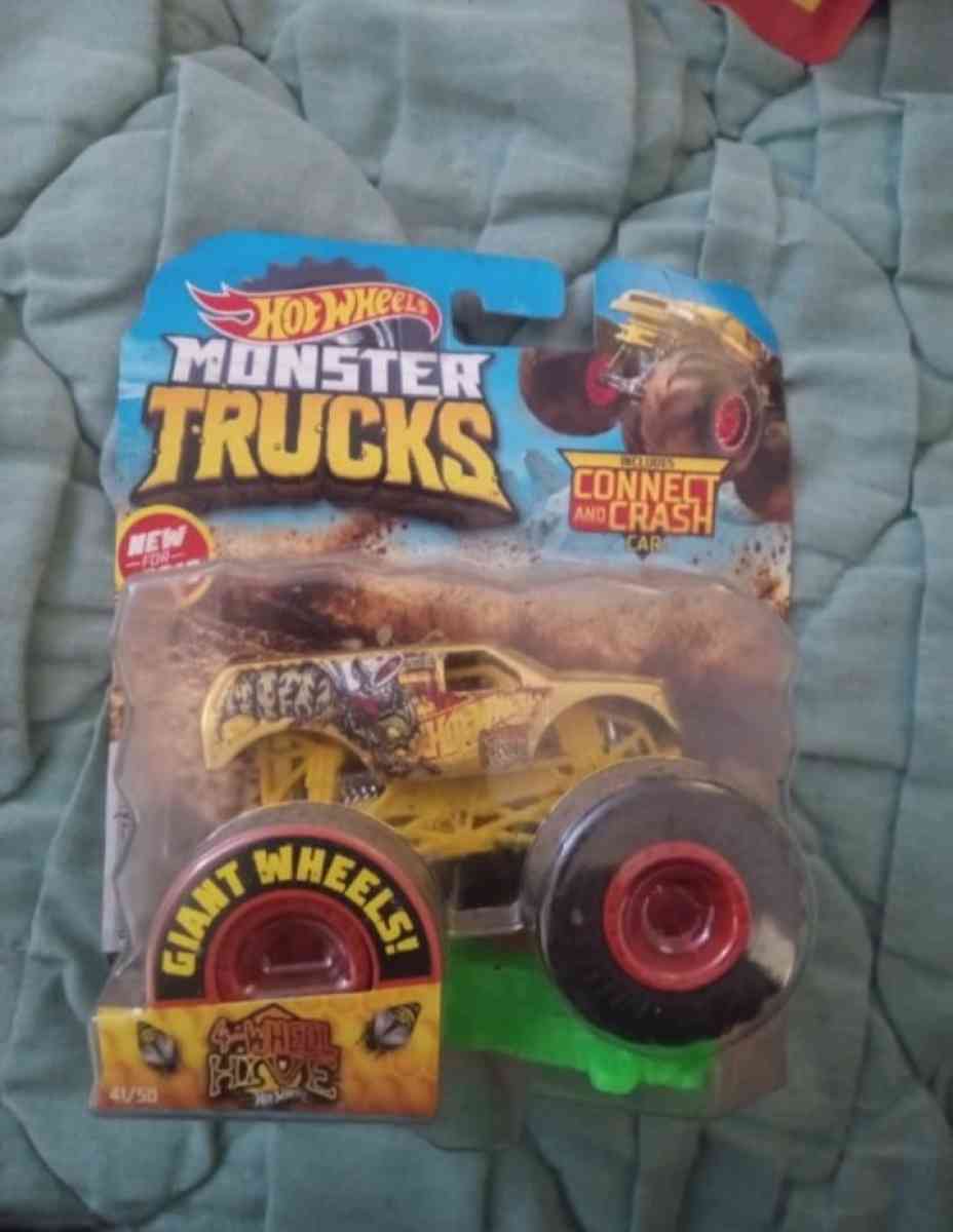 Hot wheels monster truck giant wheeler collection - Knoxville, Tennessee