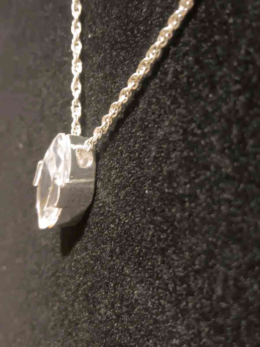 Elegant DiamondShaped Pendant Necklace - Vancouver, Washington - FleaMarketBay