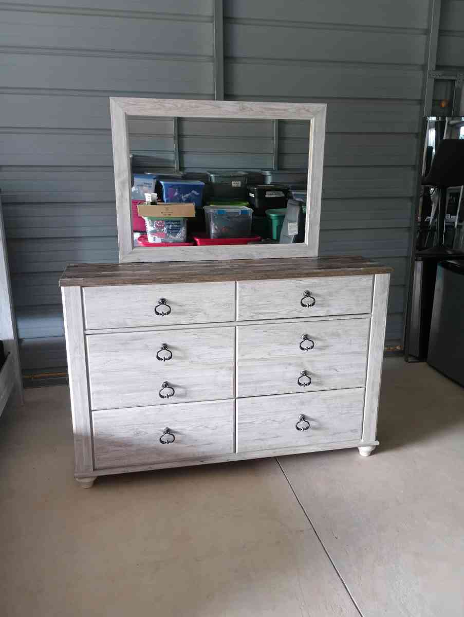 Ashley furniture Queen size bedroom set - Frostproof, Florida - FleaMarketBay