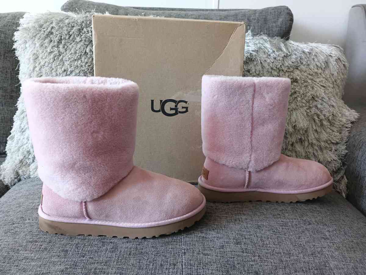 UGG Classic Short II Sherpa Cuff Suede Boot size 8 for women - Frostproof, Florida