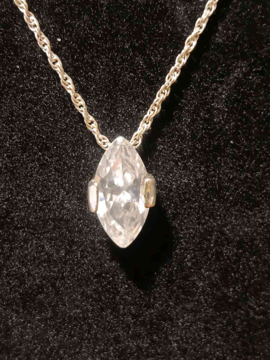 Elegant DiamondShaped Pendant Necklace - Vancouver, Washington - FleaMarketBay