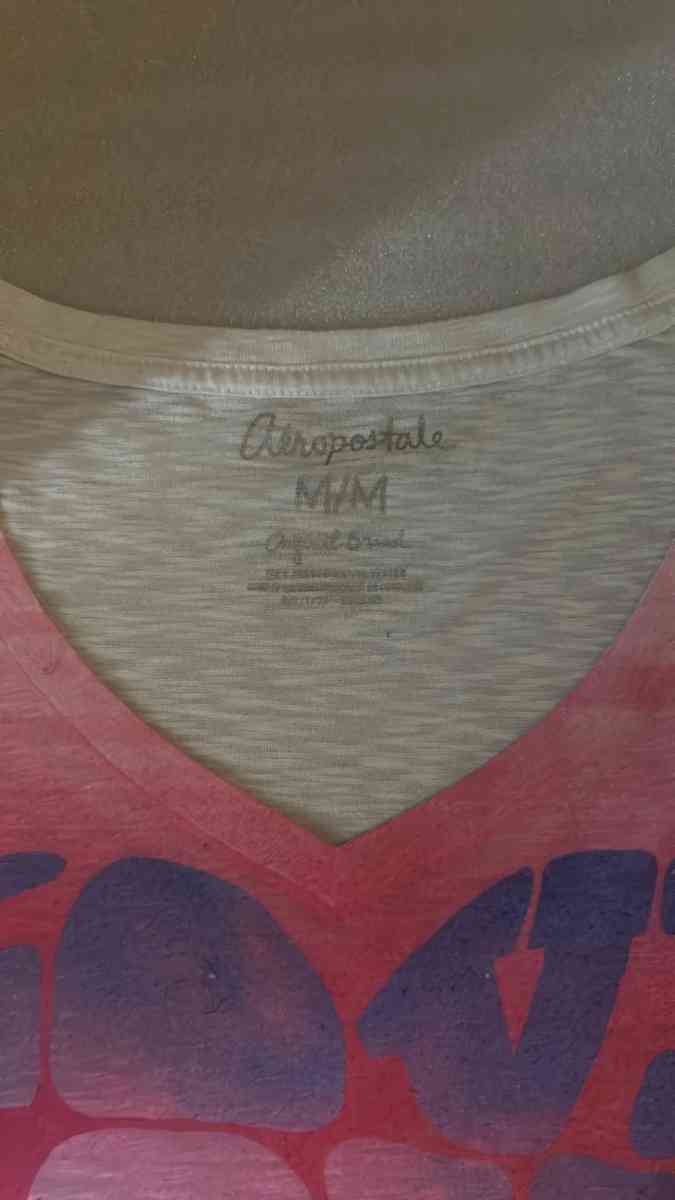 Aeropostale Love Heart Graphic Tshirt Size M - Atlanta, Georgia - FleaMarketBay
