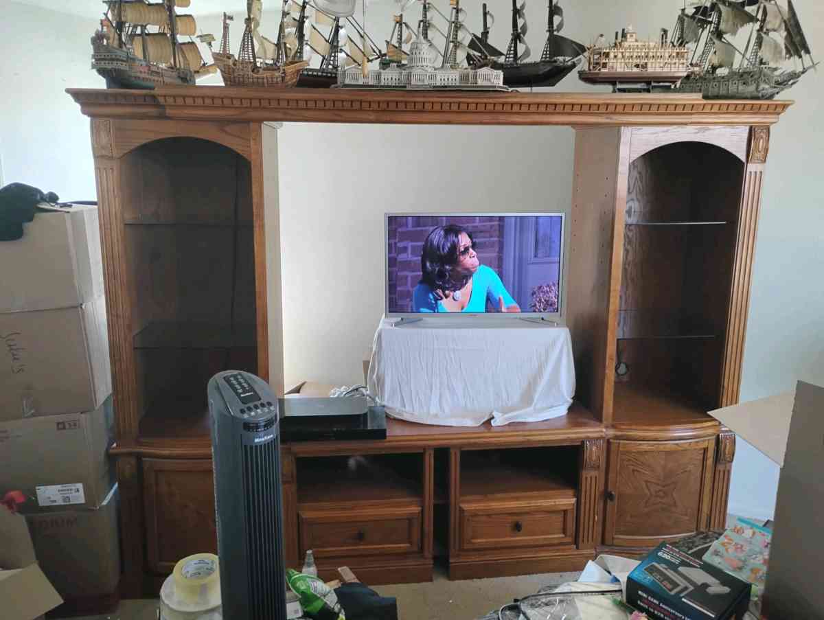 entertainment center - Casa Grande, Arizona - FleaMarketBay