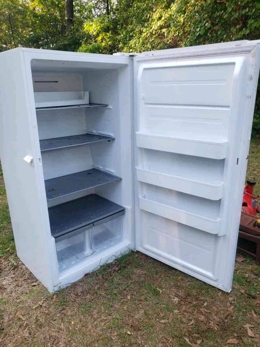 Midea stand up freezer - Autryville, North Carolina - FleaMarketBay