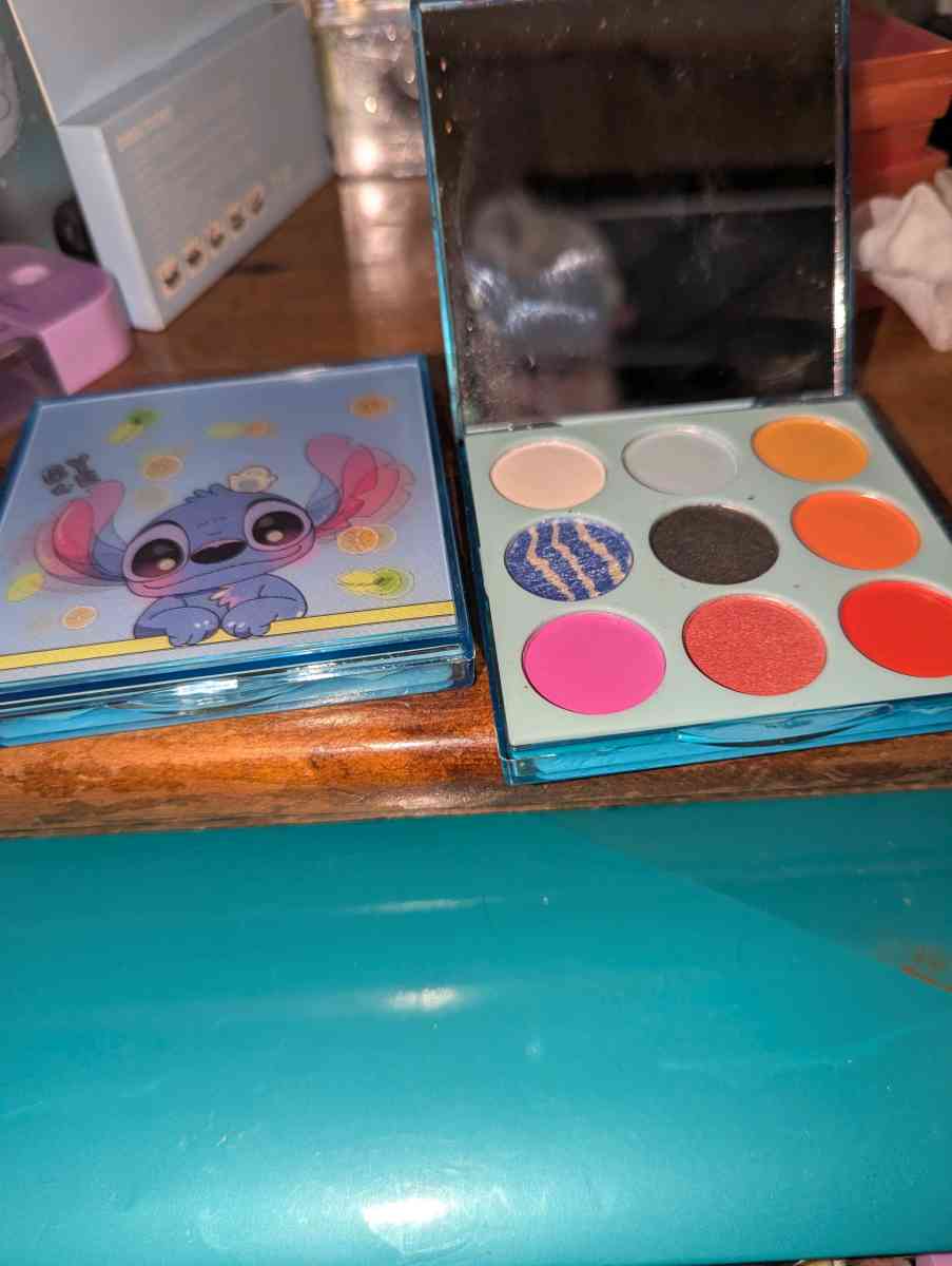 stitch 3D eyeshadow palette with mirror - Peoria Heights, Illinois