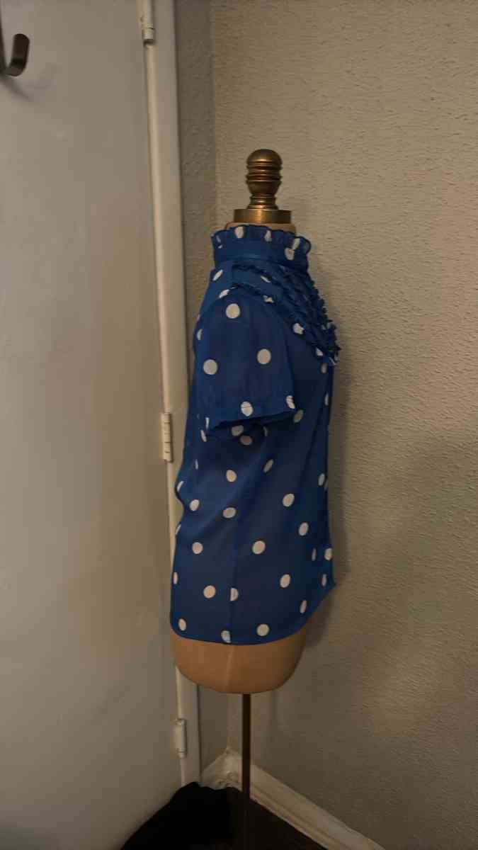 HM Dividco Short sleeve Ruffled Polka Dot top Size 4 BlueWhi - Atlanta, Georgia - FleaMarketBay